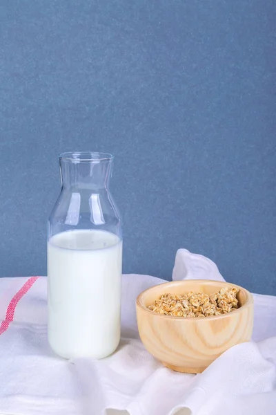 Gezond ontbijt met Muesli graan in kom en melk in fles — Stockfoto