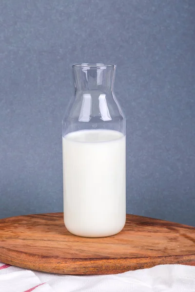 Enkel melk in fles op donkere achtergrond — Stockfoto