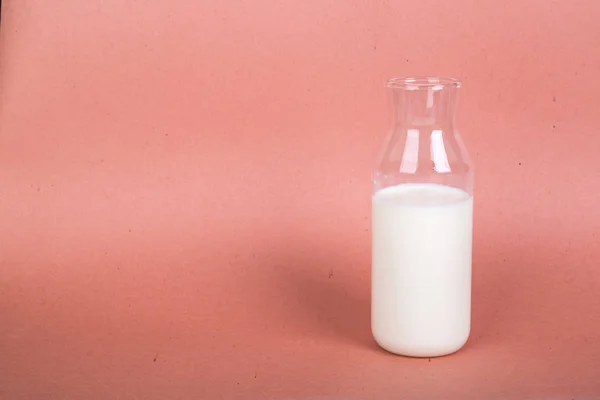 Latte singolo in bottiglia su fondo chiaro — Foto Stock