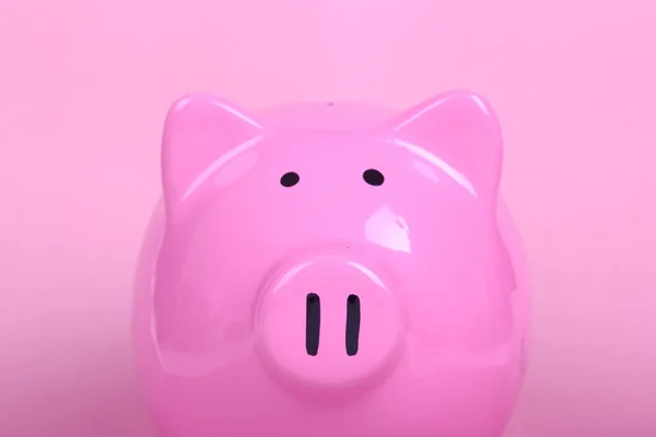 Свинка банка на мягком розовом фоне — стоковое фото
