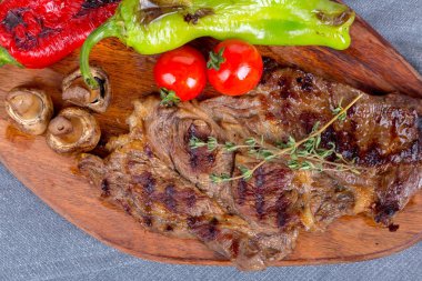 Ahşap tabakta ızgara biftek