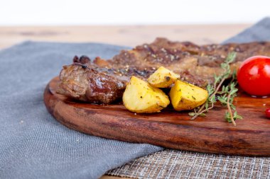 Ahşap tabakta ızgara biftek