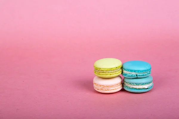 Rosafarbenes Konzept in bunten, leckeren Macarons — Stockfoto