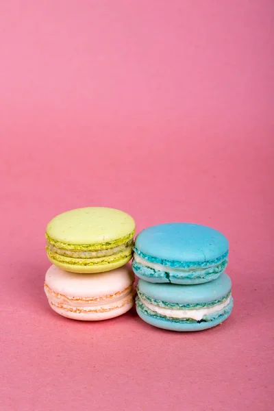 Rosafarbenes Konzept in bunten, leckeren Macarons — Stockfoto