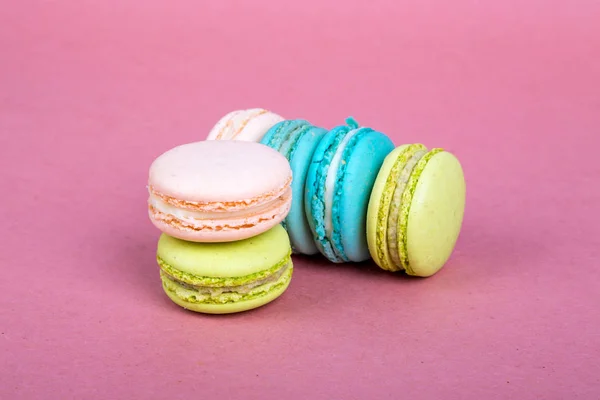 Conceito rosa em macarons gostosos coloridos — Fotografia de Stock