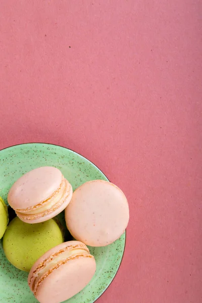 Conceito rosa em macarons gostosos coloridos — Fotografia de Stock