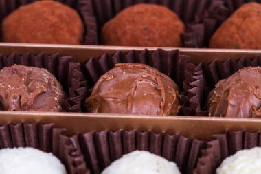 Nefis lezzetli beyaz karanlık ve sütlü çikolata topları