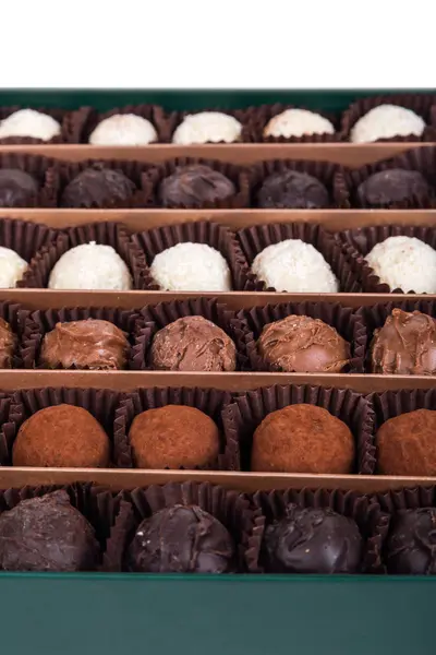 Chocolade ballen in vak op wit — Stockfoto