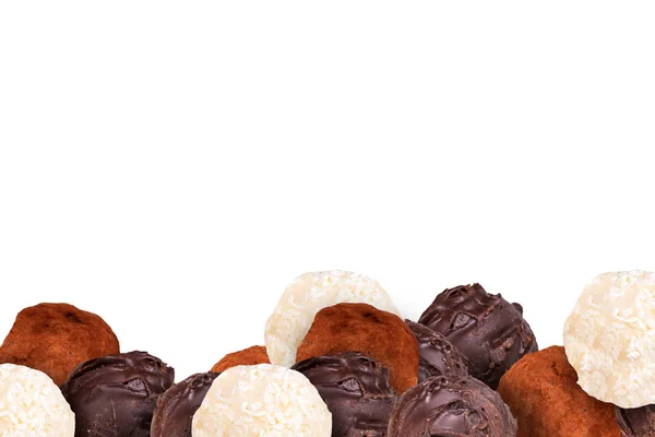 Melkachtig chocolade ballen op wit — Stockfoto