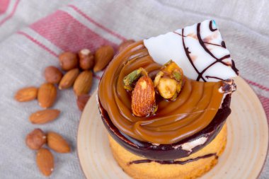 Kek krem ve karamel sos