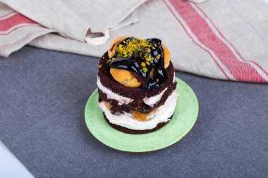 Kek krem ve karamel sos