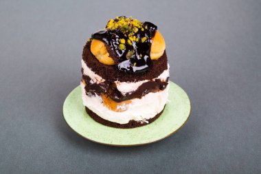 Kek krem ve karamel sos