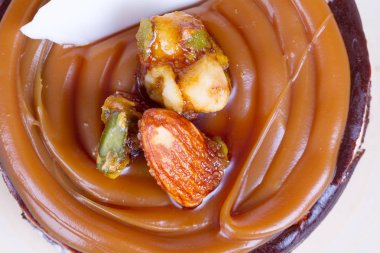 Kek krem ve karamel sos