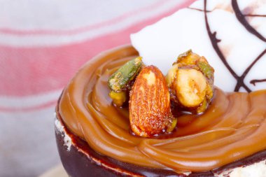 Kek krem ve karamel sos