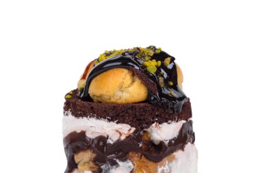 Beyaz üzerine krema ile lezzetli çikolatalı kek