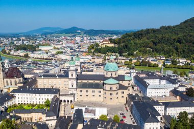 Tarihi Salzburg City Castle ile Cityscape