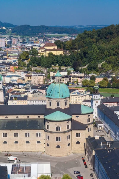Stadtbild mit der historischen Stadt Salzburg von der Burg aus — Stockfoto