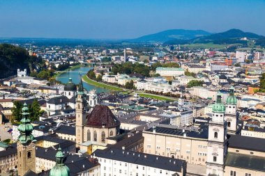 Tarihi Salzburg City Castle ile Cityscape