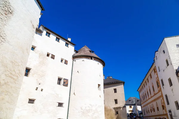 Дворі видом на історичні фортеці Хоензальцбург — стокове фото