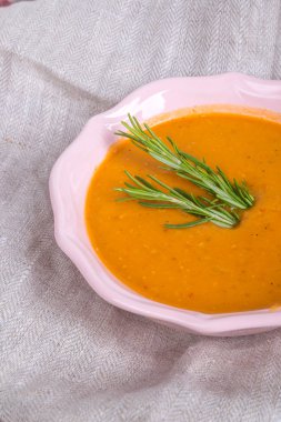 Rosemary ile pembe kase hizmet mercimek çorbası