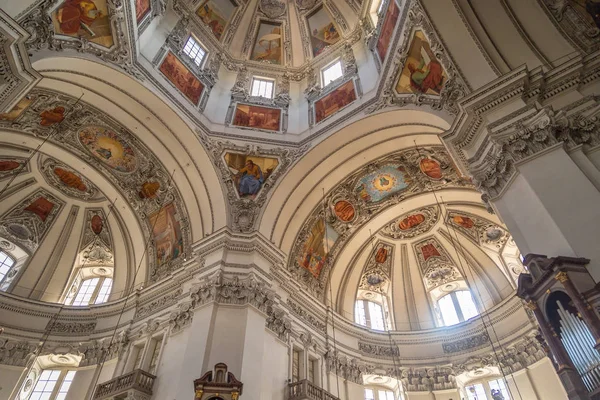 Внутренний купол Вид на Зальцбургский собор — стоковое фото