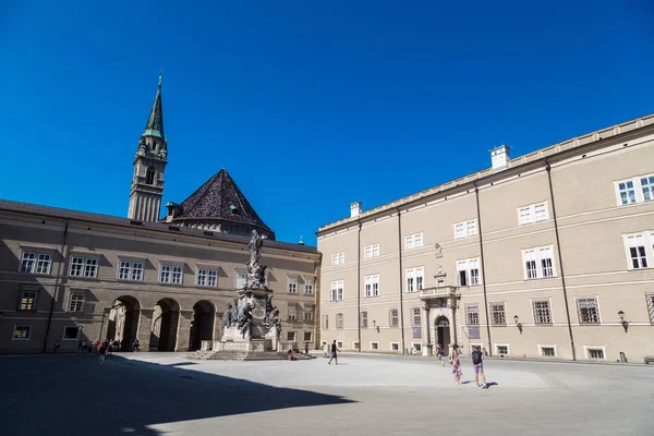 Площадь рядом с Зальцбургским собором с соборной колокольней — стоковое фото