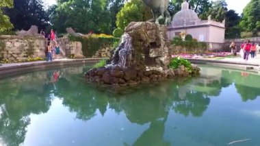 Salzburg, Avusturya - 13 Eylül 2016: Renkli güzel Bahçe Manzaralı Mirabell Sarayı süs havuzları ve heykeller ile. Mirabell Sarayı Salzburg en popüler turistik biridir.