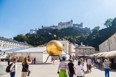 Salzburg, Avusturya - 13 Eylül 2016: Kapitelplatz Meydanı Salzburg Katedrali, Salzburg Kalesi manzarasında yakın.