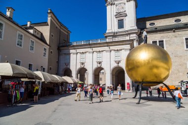 Salzburg, Avusturya - 13 Eylül 2016: Kapitelplatz Meydanı Salzburg Katedrali, Salzburg Katedrali manzarasında yakın.