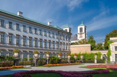 Salzburg, Avusturya - 13 Eylül 2016: Renkli güzel Bahçe Manzaralı Mirabell Sarayı süs havuzları ve heykeller ile. Mirabell Sarayı Salzburg en popüler turistik biridir.