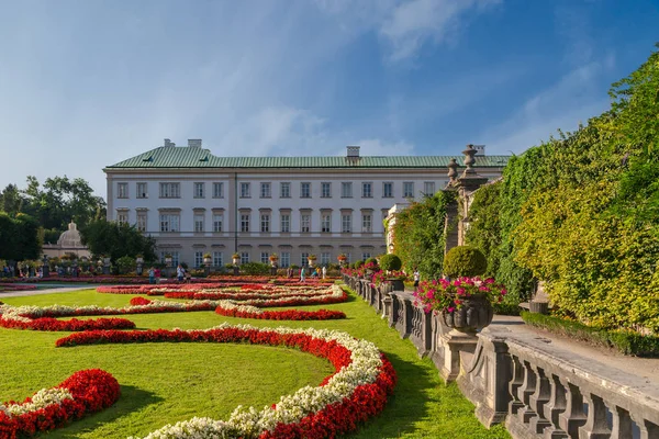 Pałac Mirabell z rzeźby i ogród w mieście Salzburg — Zdjęcie stockowe
