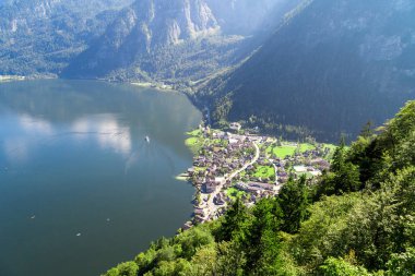 Dağ evleri ile Hallstatt Köyü