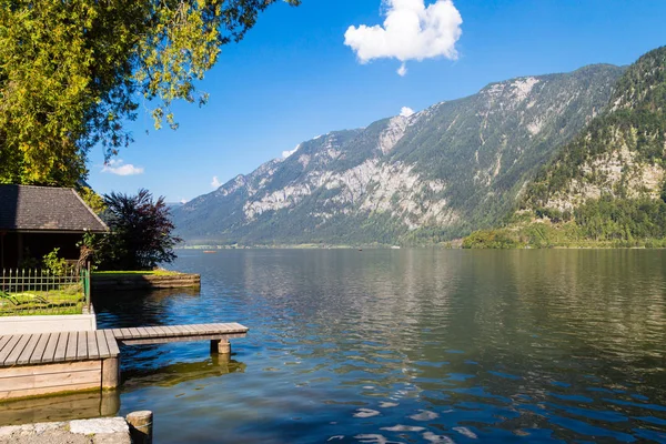 Hallstatt meer met Pier in helder Water — Stockfoto