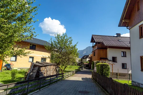 Village de Hallstatt avec maisons historiques de montagne — Photo