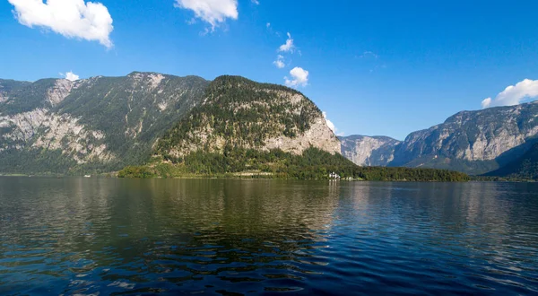 Lago Hallstatt con altas montañas de los Alpes —  Fotos de Stock