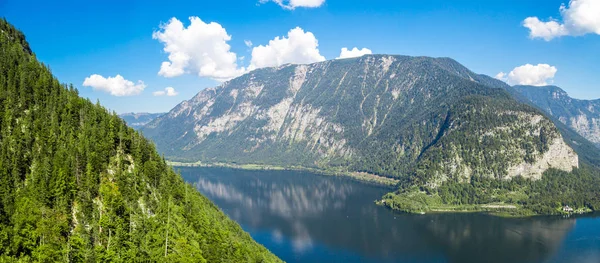 Lago Hallstatt con altas montañas de los Alpes —  Fotos de Stock