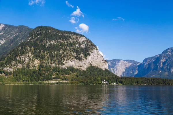 Lago Hallstatt con altas montañas de los Alpes —  Fotos de Stock