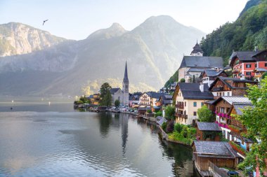 Dağ evleri ve kilise ile Hallstatt Köyü