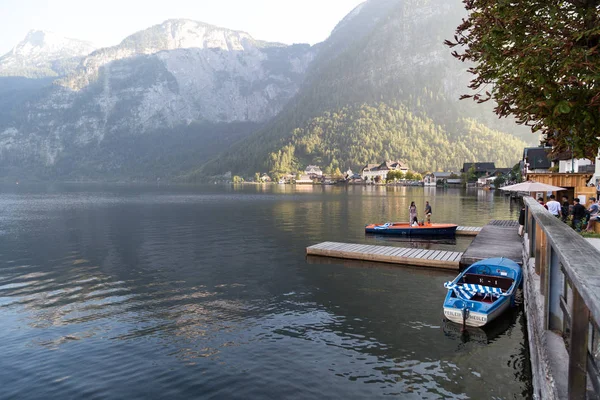 Hallstatt Village y el lago con barcos —  Fotos de Stock