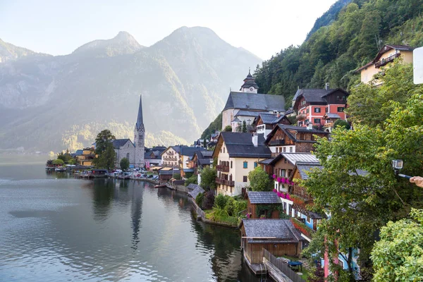 Aldea Hallstatt con Casas de Montaña e Iglesia —  Fotos de Stock