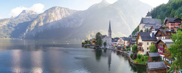 Aldea Hallstatt con Casas de Montaña e Iglesia —  Fotos de Stock