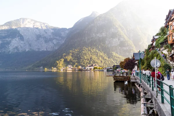 Hallstatt Pueblo con Casas de Montaña —  Fotos de Stock