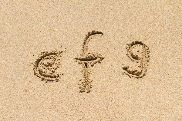 Lettere minuscole di alfabeto su sabbia — Foto Stock