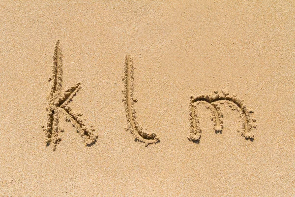 Kleinbuchstaben des Alphabets auf Sand — Stockfoto