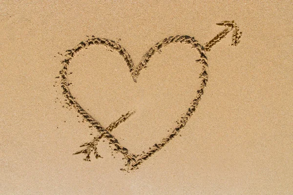 Знак любви на песке — стоковое фото