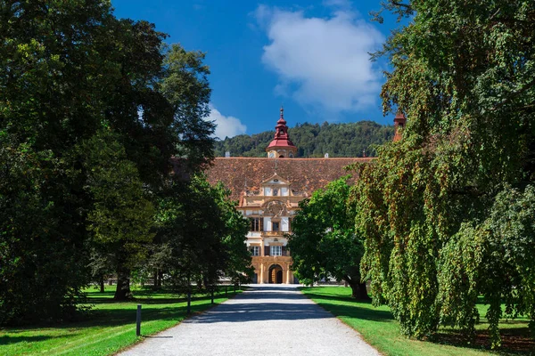 Eggenberg Sarayı ve Bahçe