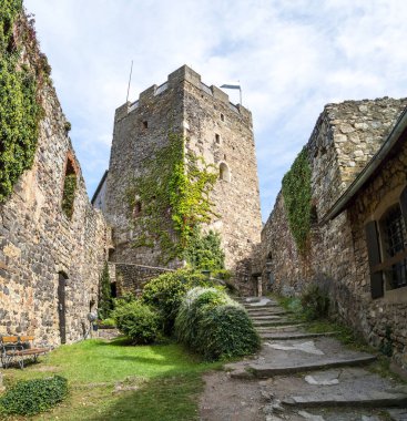 Eski kale kule harabe Gosting