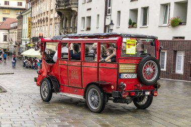 Turistler Seyahat otobüs tarihsel Meydanı'nda