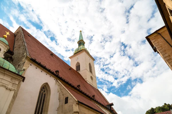 Hitorical Bratislava Street och byggnader — Stockfoto