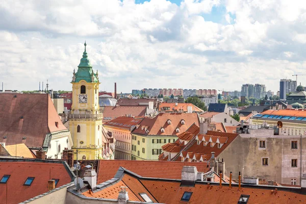 Panoramatické panoráma zobrazit starého města v Bratislavě — Stock fotografie